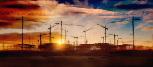 Imagen de una reunión de consultores de construcción discutiendo planificación de obras.