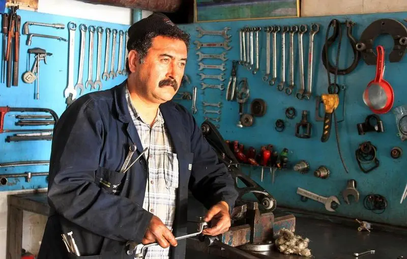 Grupo de expertos en consultoría trabajando en un proyecto de construcción.