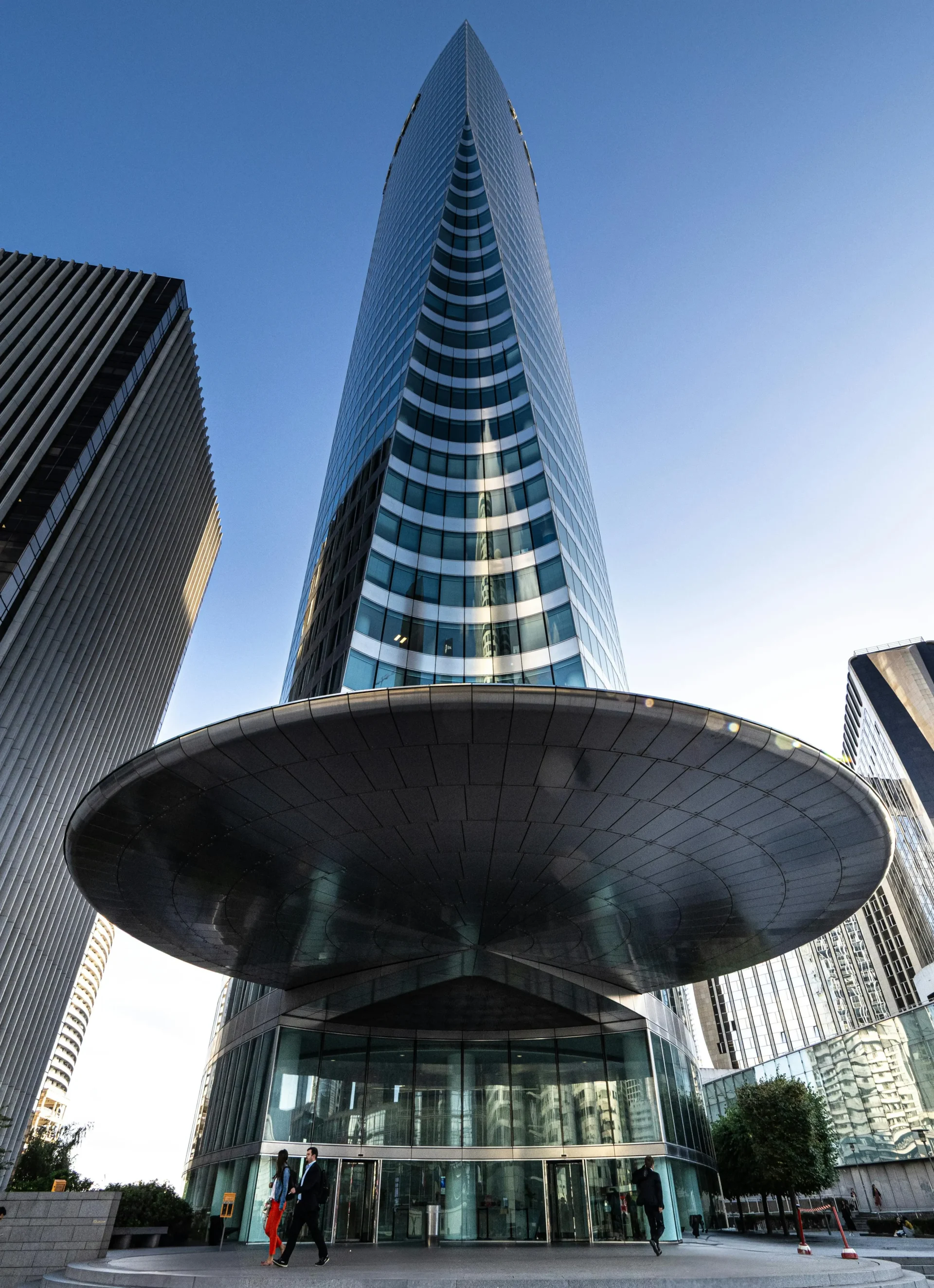 Planos de construcción que muestran detalles arquitectónicos.