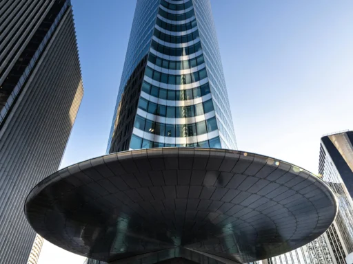 Planos de construcción que muestran detalles arquitectónicos.