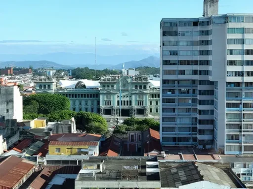 Retrato de un edificio de vivienda vertical moderno en un entorno urbano.