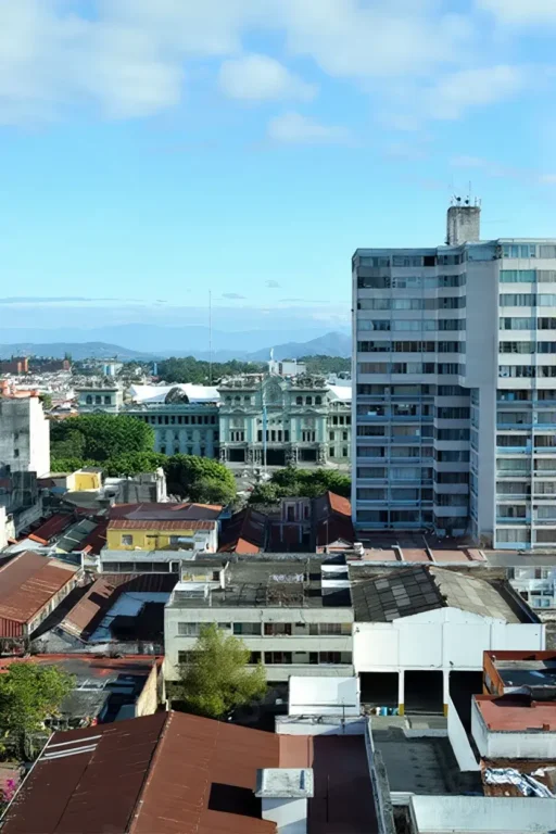 Retrato de un edificio de vivienda vertical moderno en un entorno urbano.