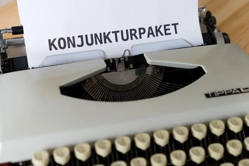 Retrato de un edificio de vivienda vertical moderno en un entorno urbano.