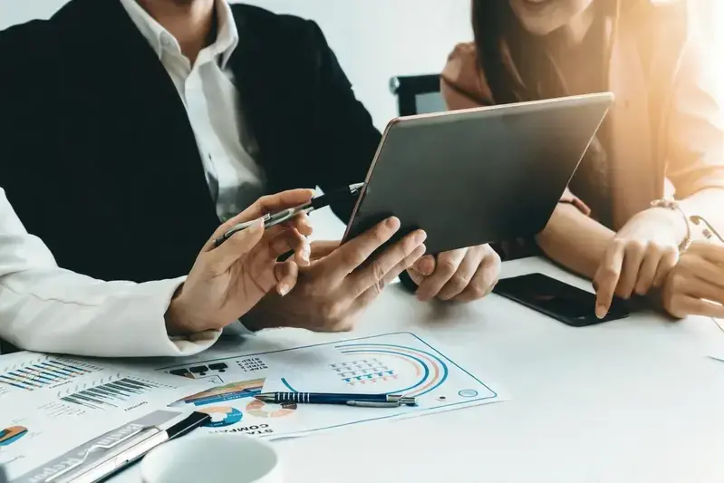 Profesional inmobiliario asesorando a un desarrollador en una oficina moderna.