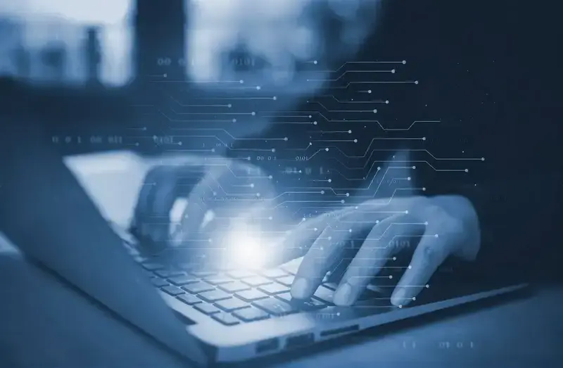 Un consultor utilizando tecnología moderna para asesorar en un proyecto inmobiliario.